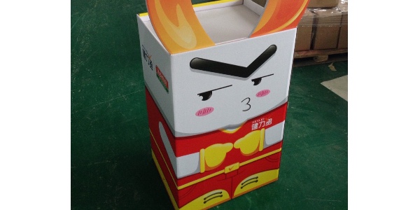 為什么紙展架的大貨材料看起來比樣品材料差？